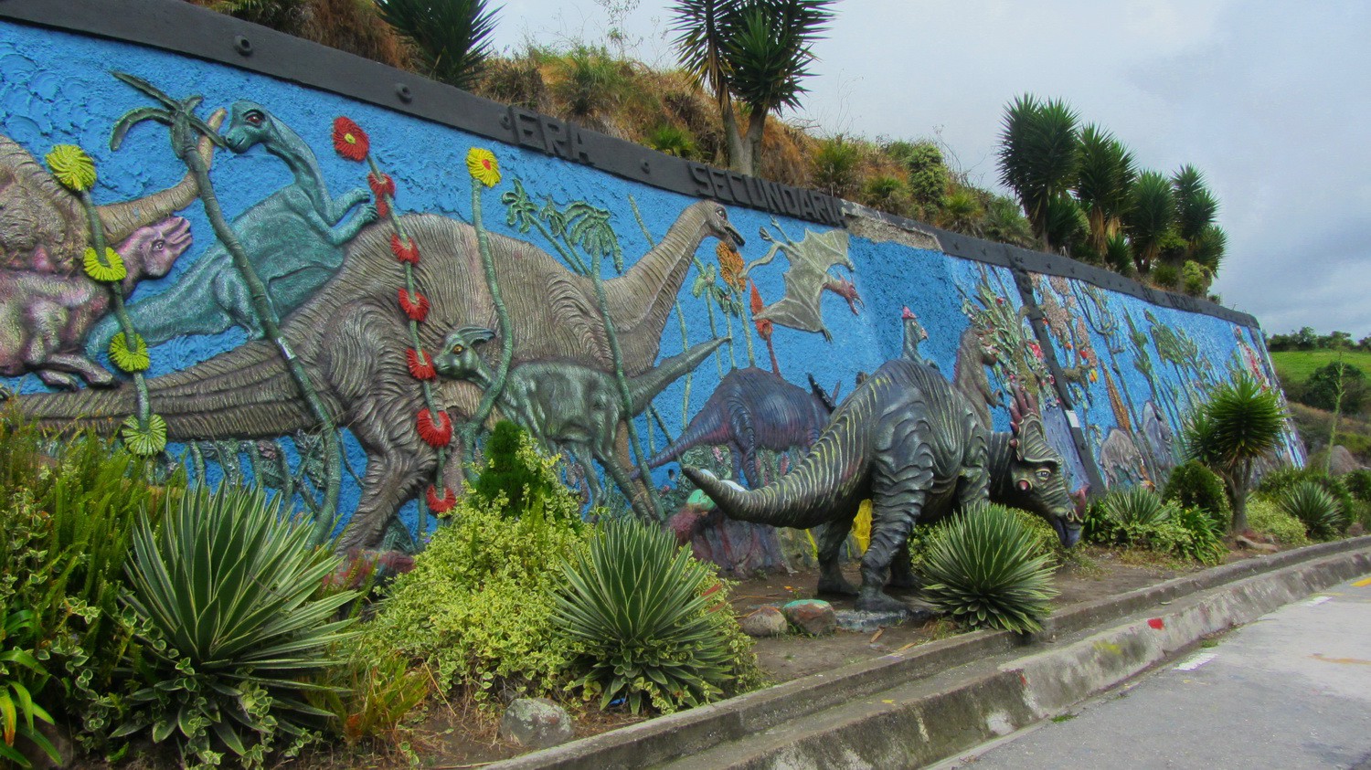 Dinsosaurs on the Panamerica close to Tulcan